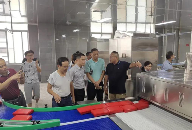 ���᳤һ�п�������ѧ����